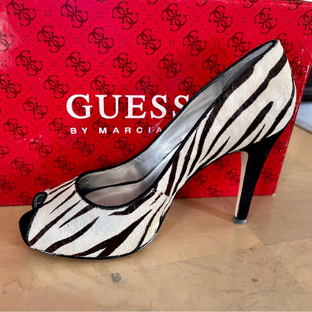 Guess Pumps - Picture 2 of 5